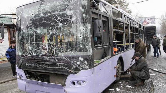 Chiếc xe buýt trúng pháo kích hôm 22-1. Ảnh: Reuters