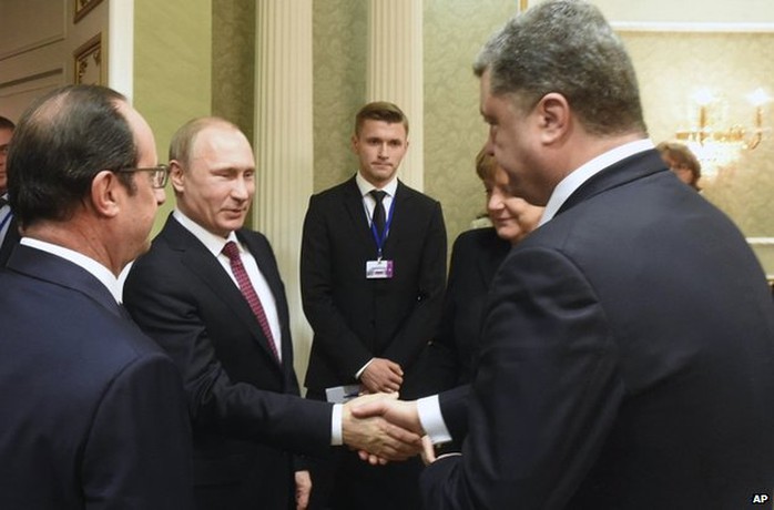 Tổng thống Nga Putin mỉm cười khi bắt tay nhưng Tổng thống Ukraine Poroshenko lạnh lùng. Ảnh: AP
