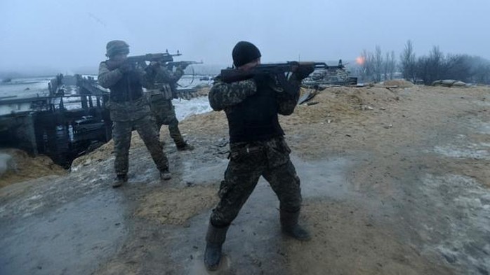 Binh lính Ukraine chiến đấu tại làng Pesky, gần Donetsk hôm 21-1. Ảnh: Rreuters