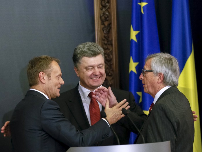 Chủ tịch Hội đồng châu Âu Donald Tusk (trái), Chủ tịch Ủy ban châu Âu Jean-Claude Juncker (phải) và Tổng thống Ukraine Petro Poroshenko trong cuộc họp báo sau hội nghị tại Kiev  Ảnh: REUTERS