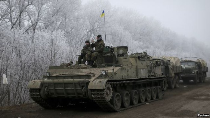 Quân đội Ukraine ở gần TP Debaltseve. Ảnh: Reuters