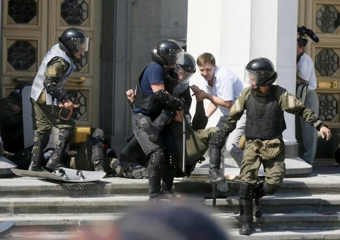 Đưa binh sĩ bị thương rời khỏi hiện trường. Ảnh: Reuters