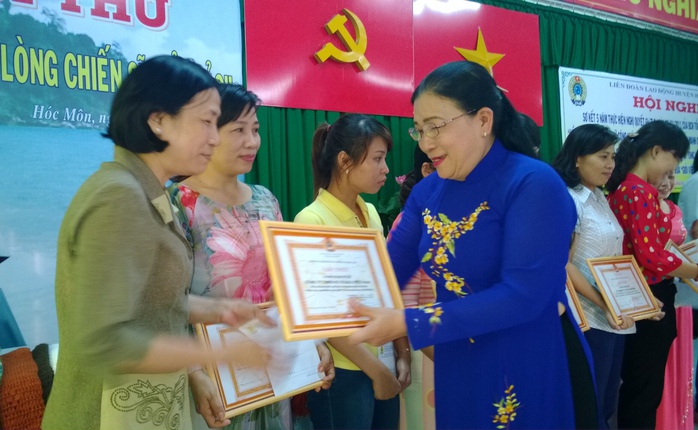 Bà Nguyễn Thị Bích Thủy, phó chủ tịch LĐLĐ TPHCM trao bằng khen cho đại diện các tập thể đạt thành tích xuất sắc
