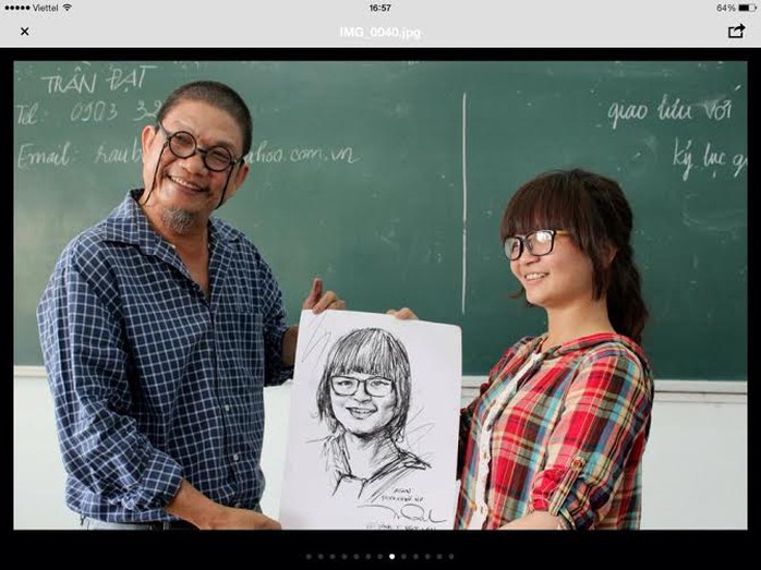 Ông vẽ chân dung một sinh viên của lớp Báo chí K12