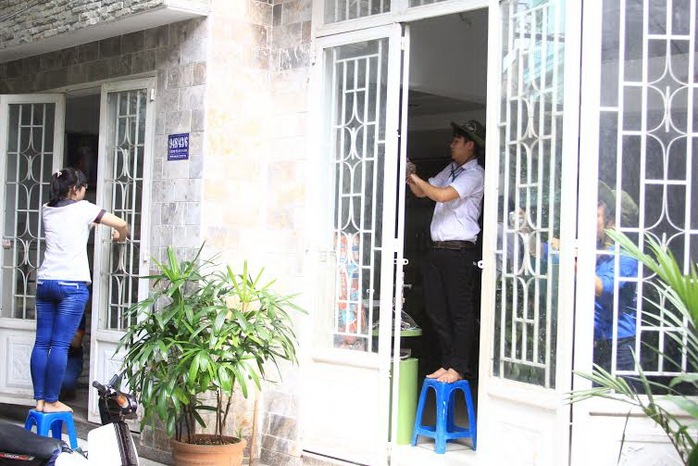 Sinh viên tình nguyện lau dọn nhà bà Cao Thị Oanh chuẩn bị đón thí sinh