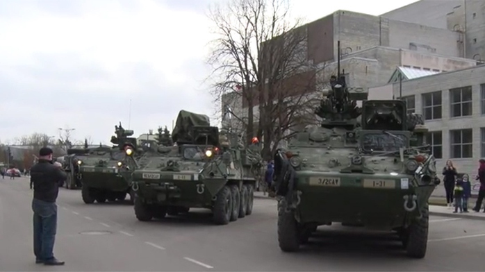 Đoàn xe diễu hành của quân đội Mỹ đang trên đường đến Đức. Ảnh: RT