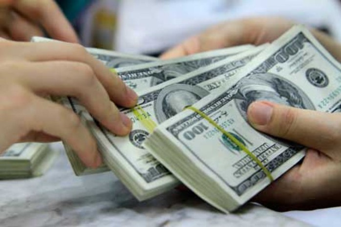 Nhiều thời điểm, giá mua vào USD của ngân hàng cao hơn thị trường tự do Nhiều thời điểm, giá mua vào USD của ngân hàng cao hơn thị trường tự do