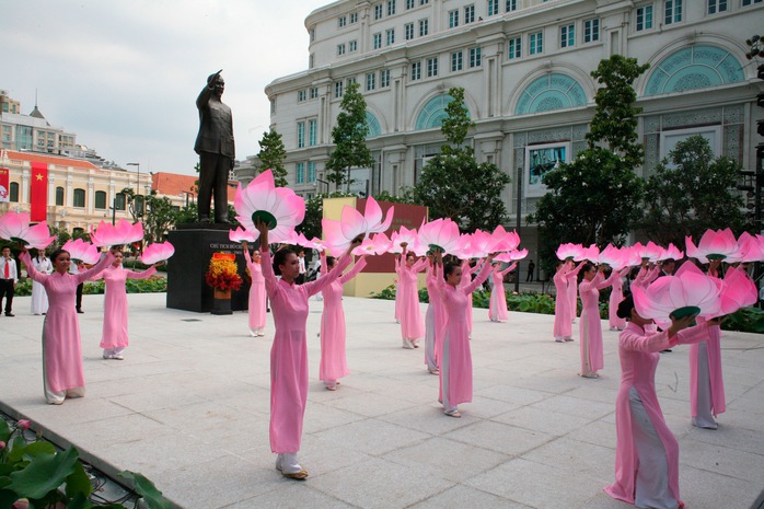 Hoạt động văn nghệ chào mừng Lễ Khánh thành Tượng đài Chủ tịch Hồ Chí Minh. Ảnh: Hoàng Triều