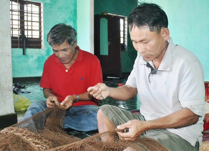 Ông Lê Bánh và ông Đặng Văn Tuân theo nghề vá lưới đã mấy chục năm