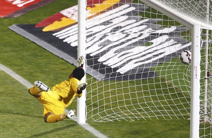 Cú sút của Vargas khiến thủ môn Peru hoàn toàn bó tay