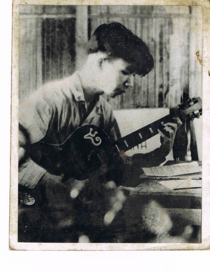 Văn Cao đang sáng tác Trường ca sông Lô (năm 1947) khi ông 24 tuổi
