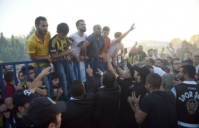 CĐV Fenerbahce náo loạn, chen lấn chỉ để gặp mặt Van Persie