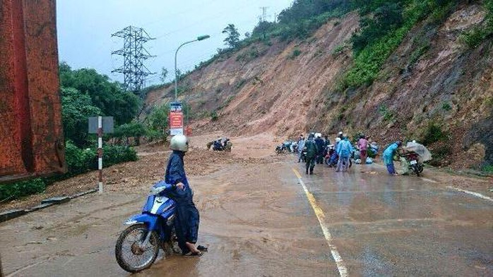 Sạt lở ở Vân Đồn sáng 30-7