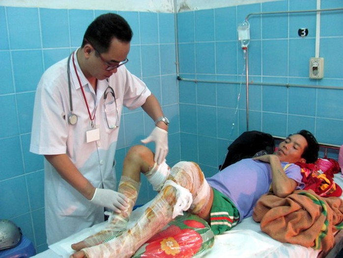 Bác sĩ Võ Nam Định kiểm tra vết thương do bỏng của bệnh nhân Đinh Văn Hải.