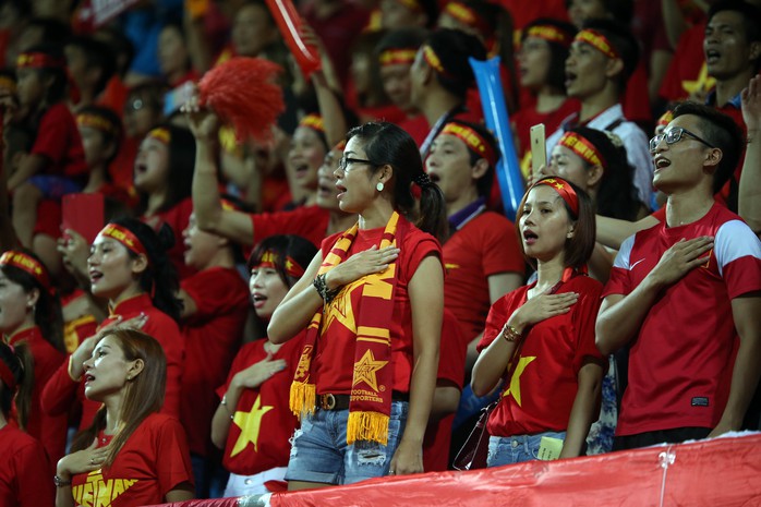 Không chỉ các cầu thủ, những CĐV Việt Nam đã bước vào trận đấu bằng lòng tự hào