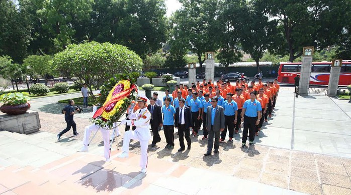 Toàn đoàn vào dâng hoa ở Đài tưởng niệm các anh hùng liệt sĩ Bắc Sơn