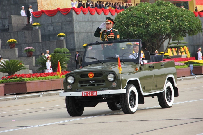 Xe chỉ huy lực lượng diễu binh, diễu hành. Trên xe là Phó tổng tham mưu trưởng Quân đội nhân dân Việt Nam, Trung tướng Võ Văn Tuấn