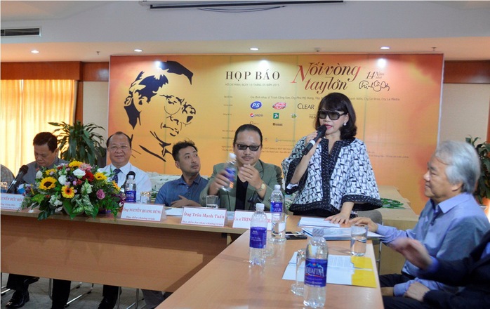 Ca sĩ Trịnh Vĩnh Trinh thay mặt ban tổ chức giới thiệu chương trình Đêm nhạc kỷ niệm 14 năm ngày mất của nhạc sĩ Trịnh Công Sơn