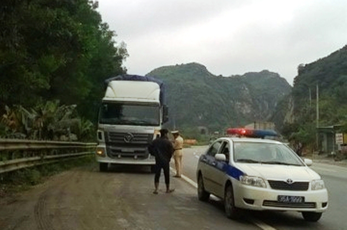 Chiếc xe tải chạy sang đến địa phận Thanh Hóa thì bị lực lượng CSGT Ninh Bính truy đuổi khống chế