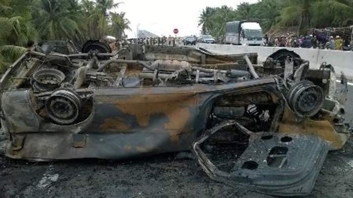 Xe cấp cứu cháy chỉ còn trơ khung sau vụ tai nạn Ảnh do Công an tỉnh Bến Tre cung cấp