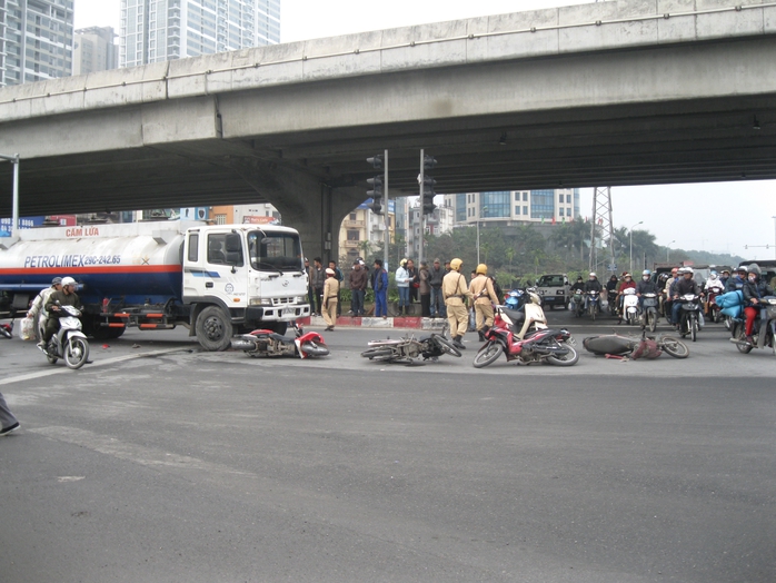 Hiện trường vụ xe bồn tông hàng loạt xe máy