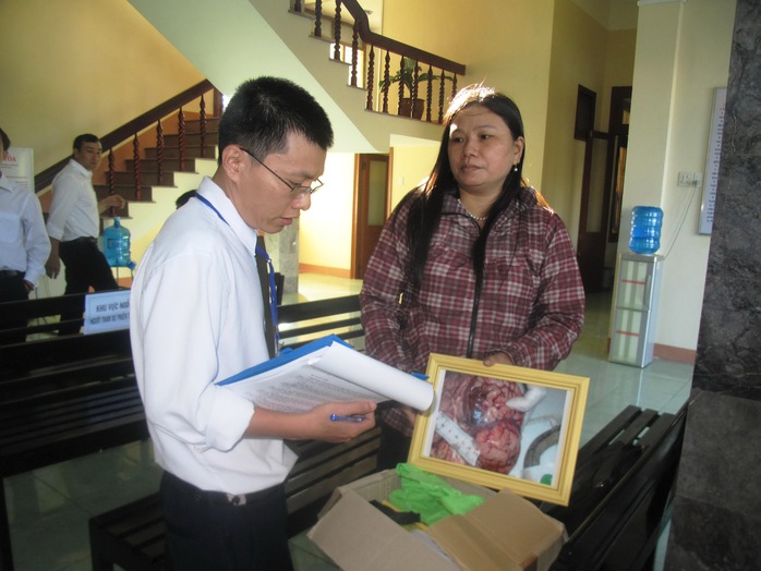 Lực lượng chức năng kiểm tra các bằng chứng của vụ án do bà Ngô Thị Tuyết (chị bị hại Ngô Thanh Kiều) mang đến phiên tòa