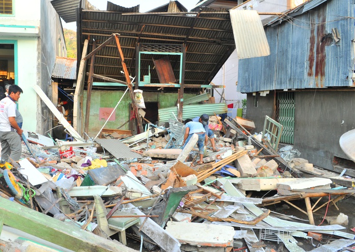 Một căn nhà bị sập tan hoang sau vụ tai nạn