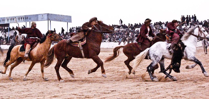 Buzkashi in Mazar-e Sharif, Afghanistan  Ảnh: Wikipedia