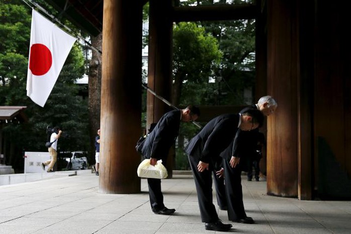 Người Nhật cúi đầu lễ trước đền Yasukuni. Ảnh: Reuters