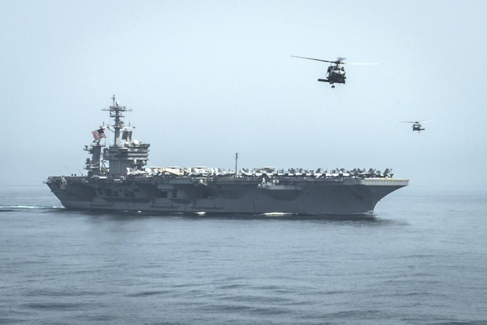 Tàu sân bay hạt nhân USS Theodore Roosevelt của Mỹ được điều tới biển Ả Rập để ngăn chặn con đường vận chuyện vũ khí của Iran tới Yemen. Ảnh: Reuters