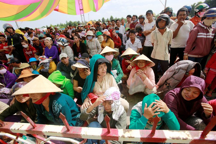 Trước khi phiên tòa mở trở lại lúc 13 giờ 30  hàng ngàn người dân đã đội nắng có mặt quan phiên tòa