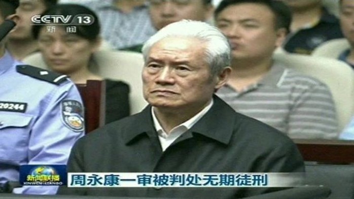Ông Chu Vĩnh Khang với mái tóc bạc phơ tại phiên tòa ở Thiên Tân. Ảnh: CCTV