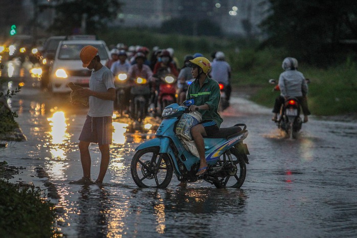 
Nhiều người không dám đi tiếp vì ngập nước
