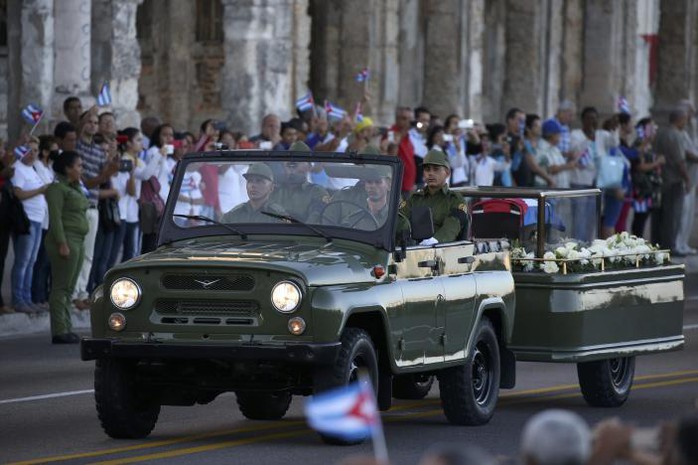 Xe chở quan tài chứa tro cốt lãnh tụ Fidel khởi hành hôm 30-11. Ảnh: REUTERS