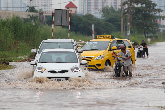 
Mỗi khi có ô tô chạy qua tạo nên sóng nước lớn khiến cho những người đi xe máy khó giữ vững được tay lái
