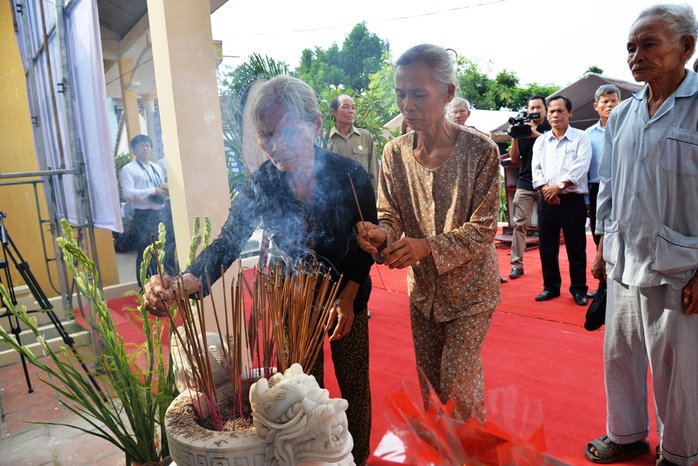 Người dân xã Tịnh Sơn, huyện Sơn Tịnh (Quảng Ngãi) thắp hương tưởng niệm người thân trong vụ thảm sát cách đây 60 năm. Ảnh: Tử Trực