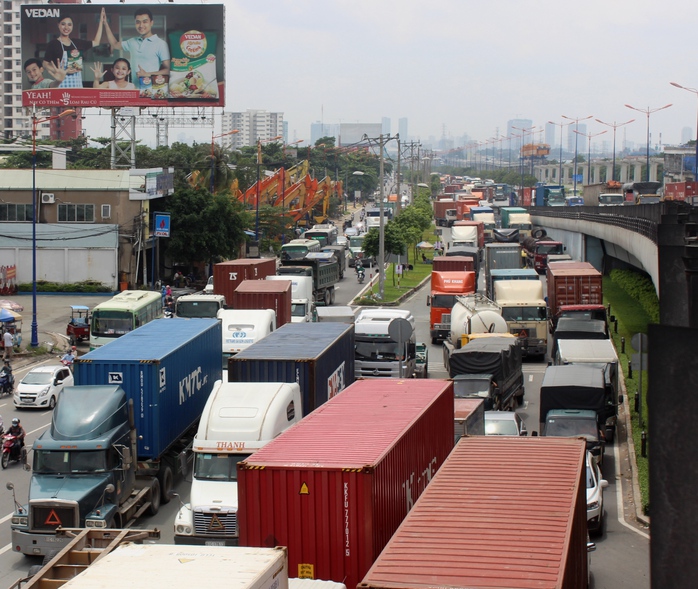 
Hàng ngàn phương tiện xếp ken đặc trên mặt đường để di chuyển qua khu vực này
