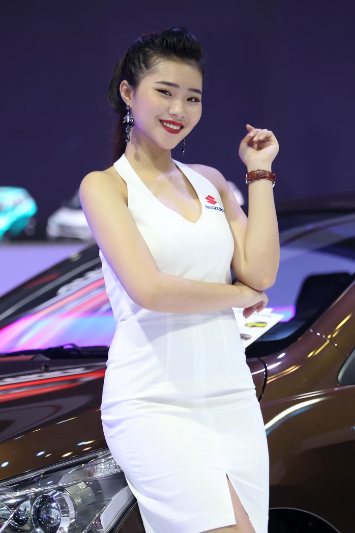 Người mẫu tại gian hàng của hãng Suzuki