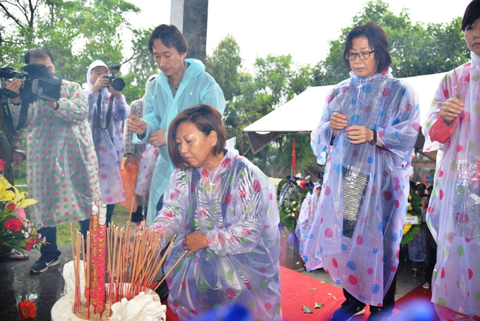 Đại diện các tổ chức, cá nhân yêu chuộng hòa bình đến từ Hàn Quốc dâng hương tưởng niệm các nạn nhân vụ thảm sát Bình Hòa. Ảnh: Tử Trực