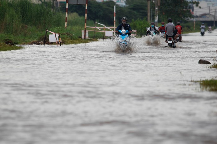
Trong đó, đường Lương Định Của (quận 2, TP HCM) có nhiều nơi bị ngập sâu, nước rút chậm, khiến cho việc đi lại của người dân rất khó khăn
