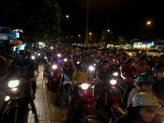 
Hàng ngàn xe máy kẹt cứng tại vòng xoay Phạm Văn Đồng - Phan Văn Trị, kéo dài đến giao lộ Nguyễn Xí
