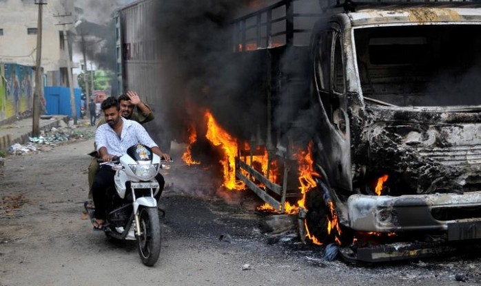 Biểu tình biến thành bạo loạn ở khu vực giữa Karnataka và Tamil Nadu. Ảnh: REUTERS