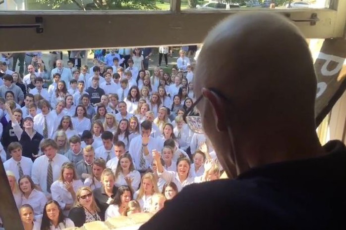 
400 học sinh hát cầu nguyện bên ngoài cửa sổ nhà thầy giáo. Ảnh: FACEBOOK
