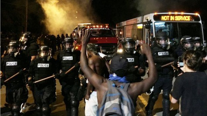 Biểu tình baọ lực sau khi cảnh sát bắn chết người da đen ở TP Charlotte. Ảnh: REUTERS
