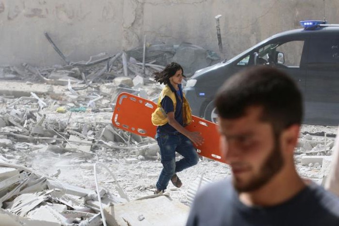 Khu vực Al-Qaterji, ngoại ô TP Aleppo - Syria sau một trận không kích. Ảnh: REUTERS