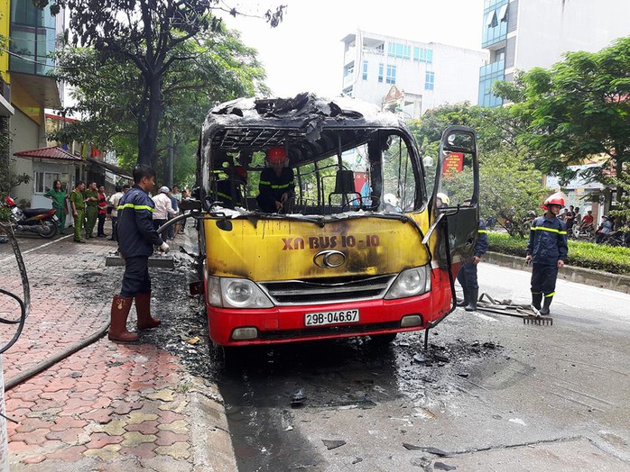 
Chiếc xe buýt bị cháy rụi sau vụ hỏa hoạn - Ảnh: Đoàn Tuấn
