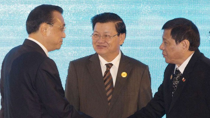 Tổng thống Duterte (phải) bắt tay Thủ tướng Trung Quốc Lý Khắc Cường tại Lào hôm 7-9. Ảnh: AP