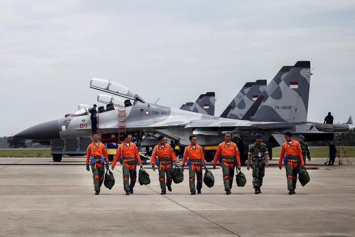 Máy bay chiến đấu Sukhoi của Không quân Indonesia chuẩn bị tập trận ở sân bay Hang Nadim hôm 3-10. Ảnh: REUTERS