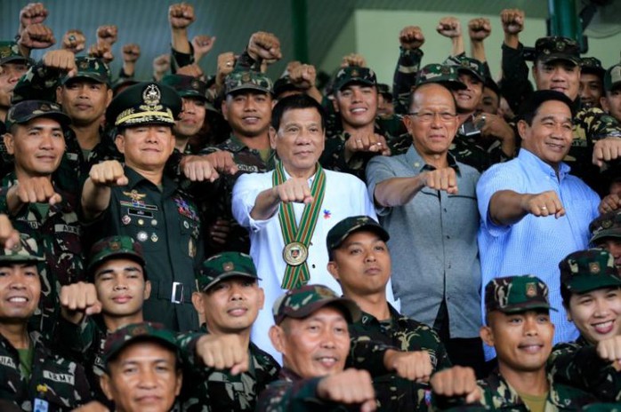 
Tổng thống Philippines Rodrigo Duterte (giữa) thăm trụ sở quân đội ở TP Taguig ngày 4-10. Ảnh: REUTERS
