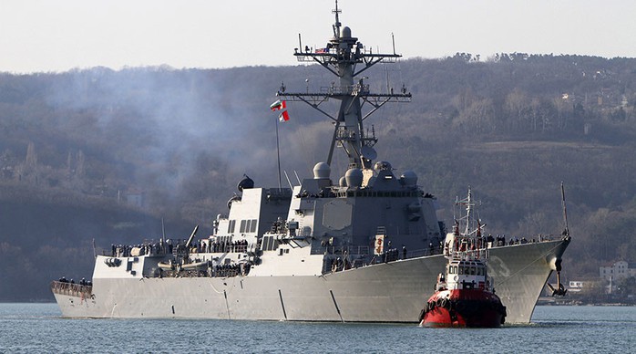 Tàu khu trục tên lửa dẫn đường USS Truxtun của Mỹ tiến vào cảng Varna ở biển Đen. Ảnh: REUTERS